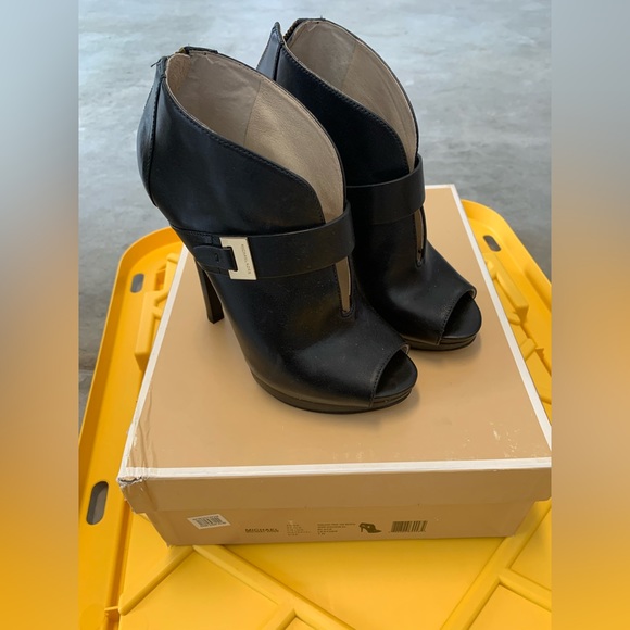 Michael Kors - Picture 2 of 3